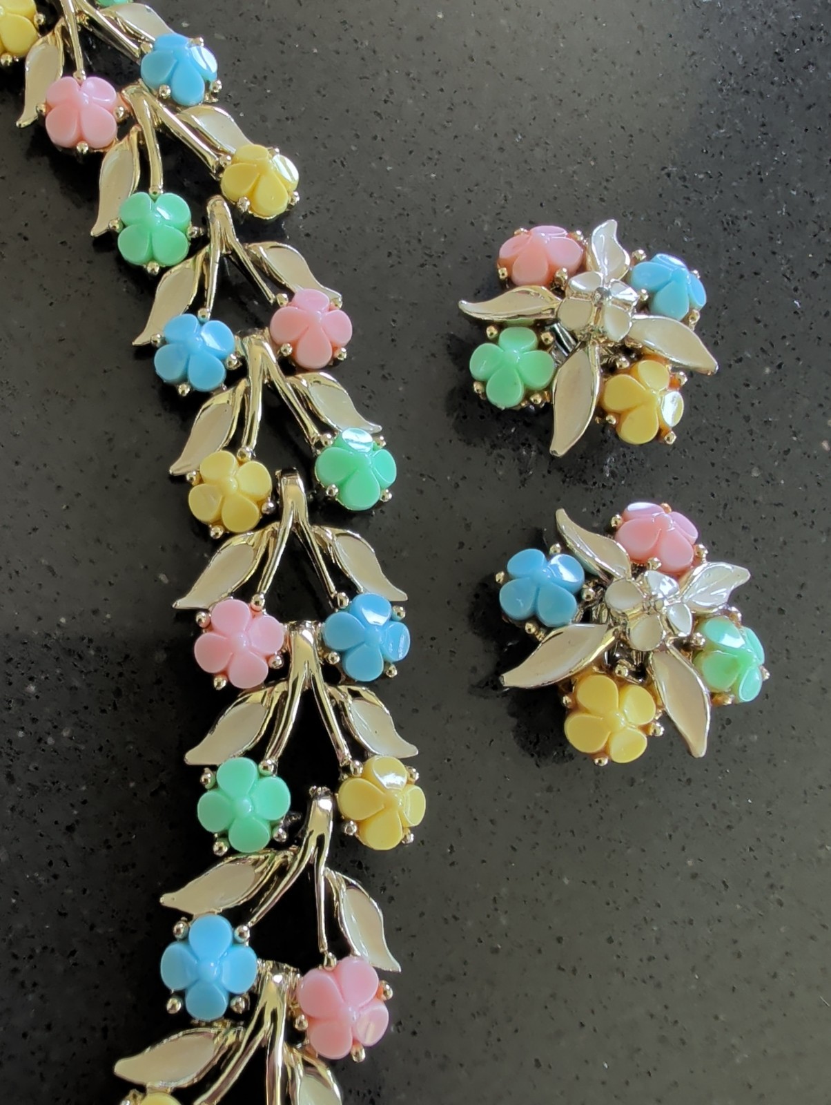 Vintage TRIFARI STYLE ? PASTEL ENAMEL BRACELET EARRINGS SET Unsigned Q129