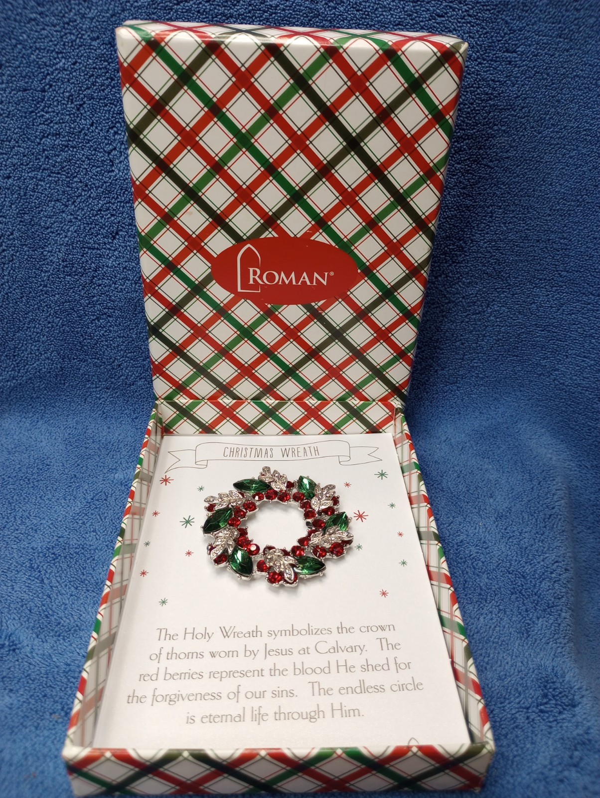 ROMAN INC CHRISTMAS JEWEL HOLY WREATH STORY PIN BROOCH RED GREEN BOXED