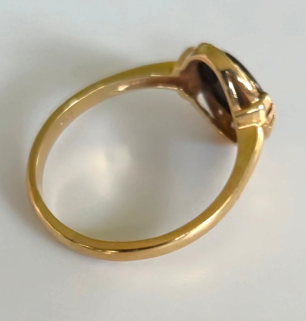 10K TRG Yellow Gold Ring – Black Onyx with Diamonds – Size 8, Weighs 2 Grams
