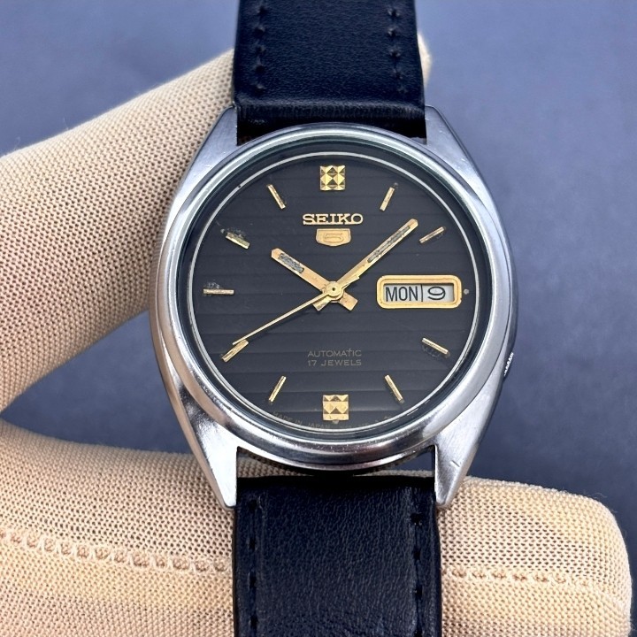 Vintage Seiko 5 Automatic Black Dial Original Japan Made Men’s Watch 7009-3041.