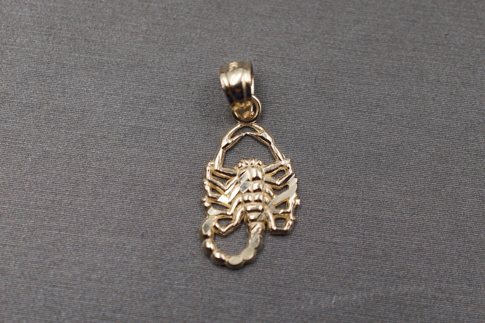 10K Solid Yellow Gold 0.75″ Tiny Diamond Cut Scorpion Charm Pendant.