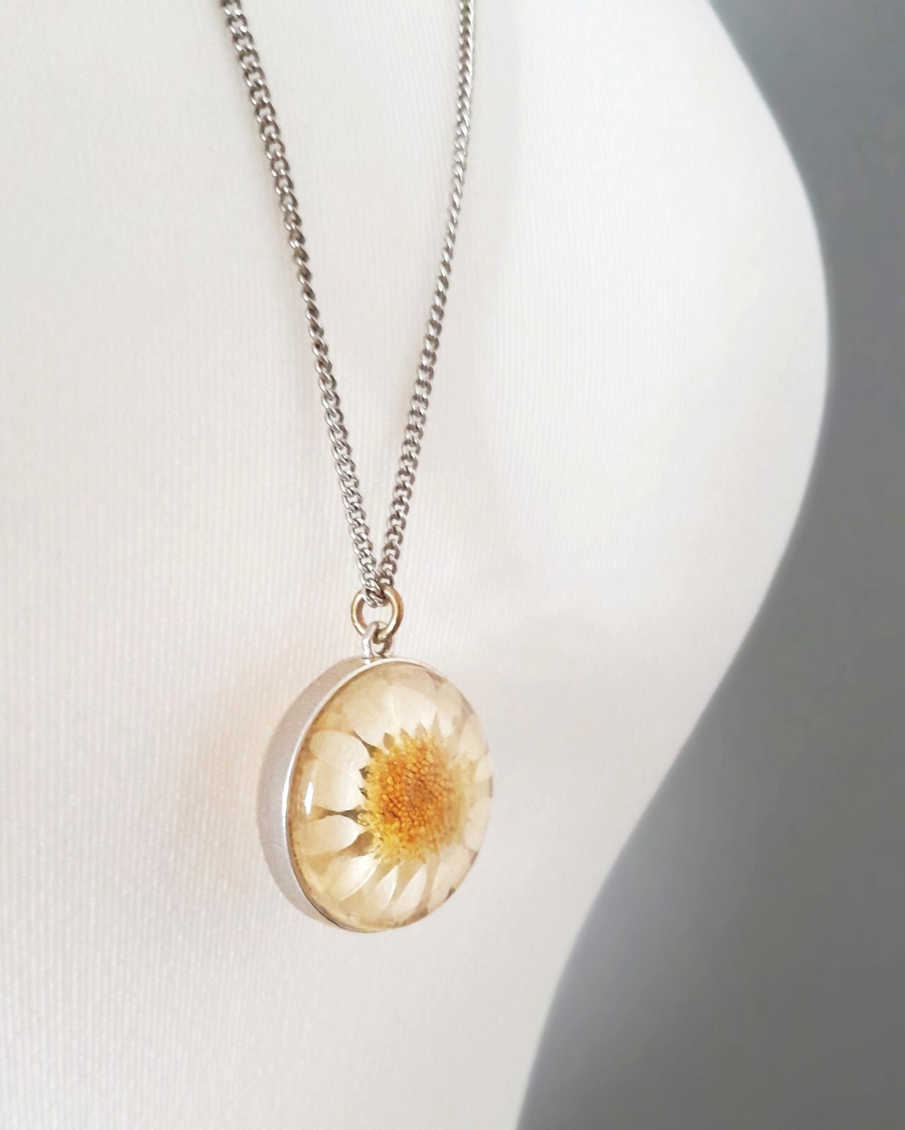 Accessorize resin real daisy flower pendant & silvertone necklace L32½in 82cm