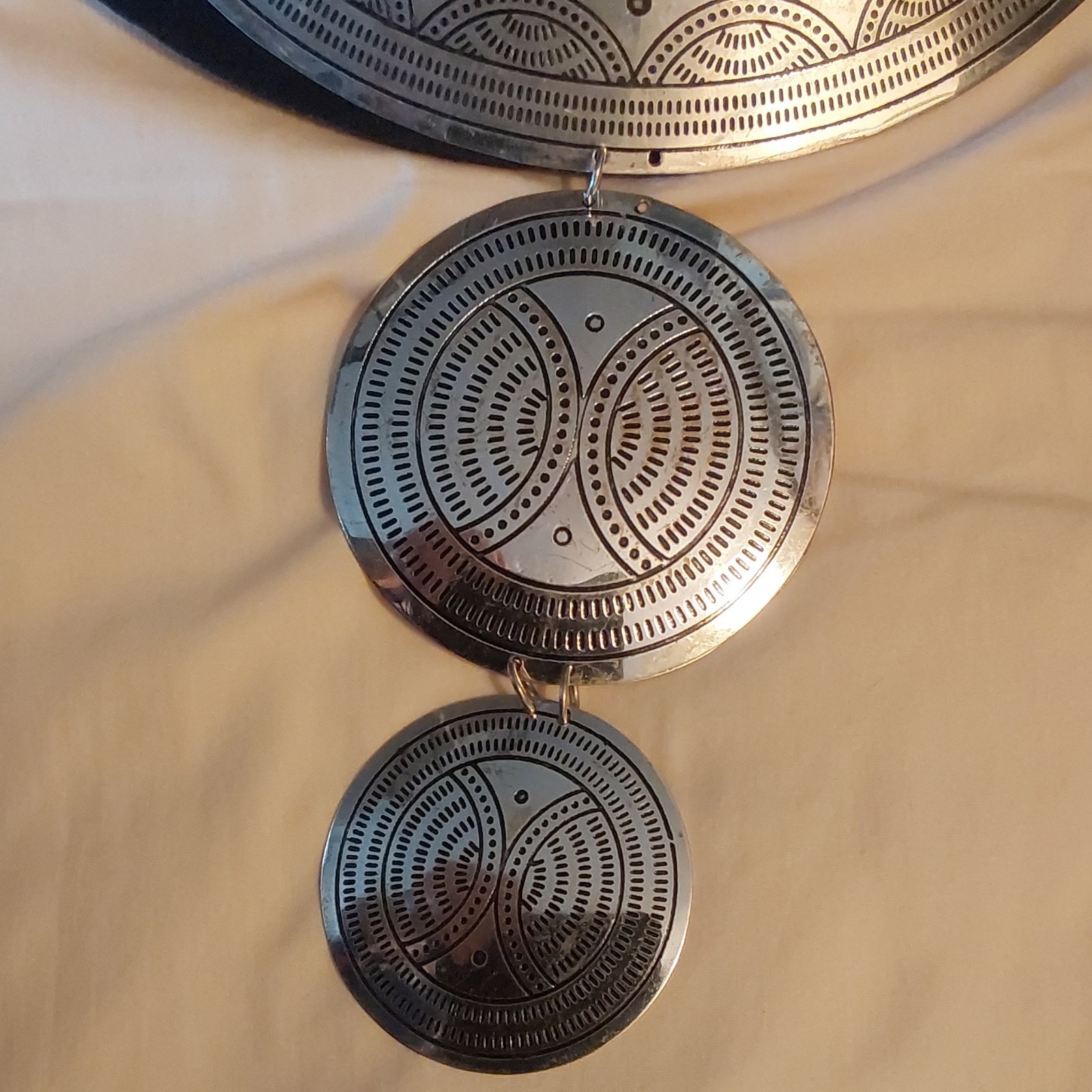 Silver Tone Etched Collar Necklace Round Medallion Pendant Dangles