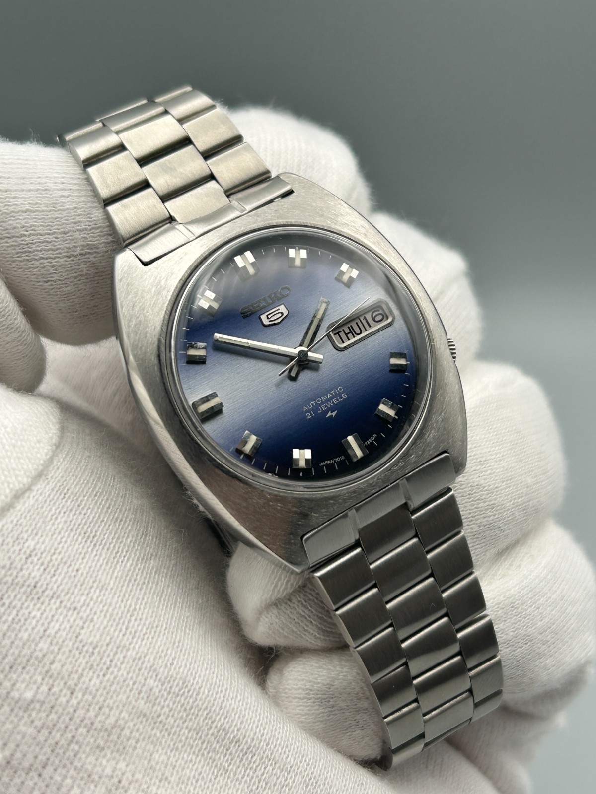 Vintage Seiko 5 Automatic Gradient Blue 21J Day/Date Men’s Wrist Watch Japan