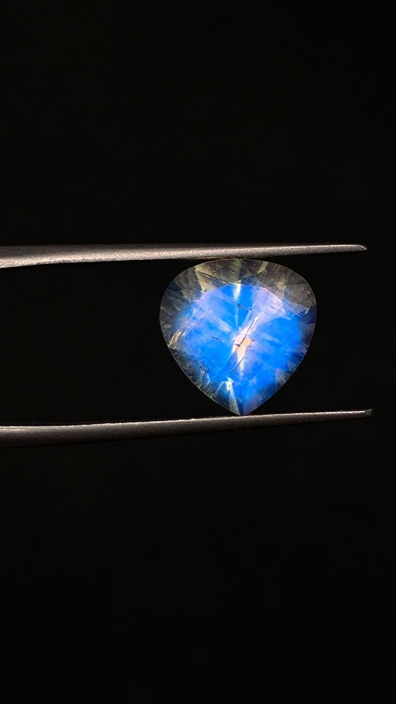 AAAAAAAA Mazing Blue Fire Rainbow Moonstone Heart Shape Faceted Cut Size 11 mm