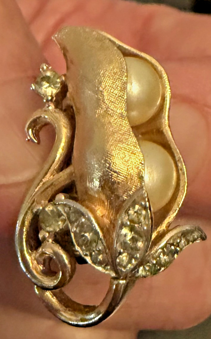 Truly Vintage TRIFARI ALFRED PHILIPPE Pea Pod Earrings Rhinestone Gold Tone.