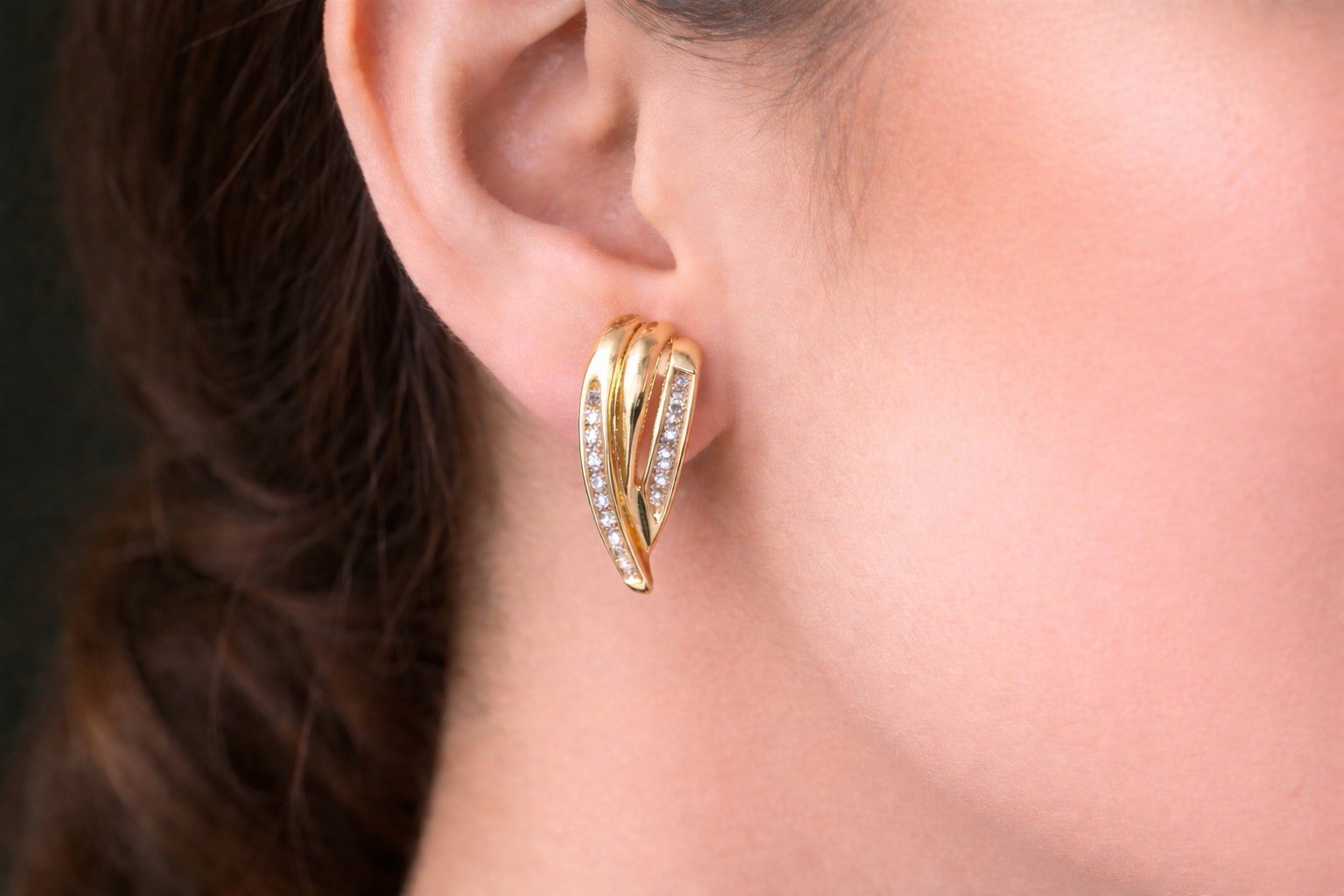 Elegant 14K Yellow Brilliant Stud Earrings – 5.6g – Modern Design