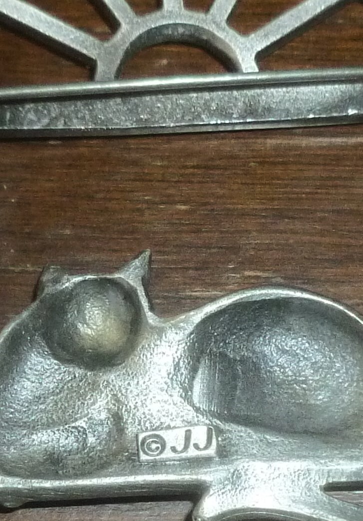 J.J. Signed BROOCH/Pin CAT SITTING IN WINDOW Silver Tone, 2 1/8″ By 2 1/4″, Exc