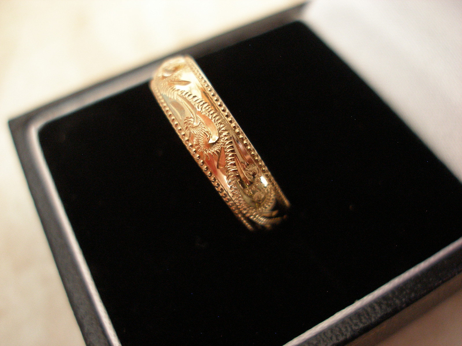 9 CARAT YELLOW GOLD 5MM HAND ENGRAVED HEAVY D SHAPE WEDDING RING BRAND NEW IN BX