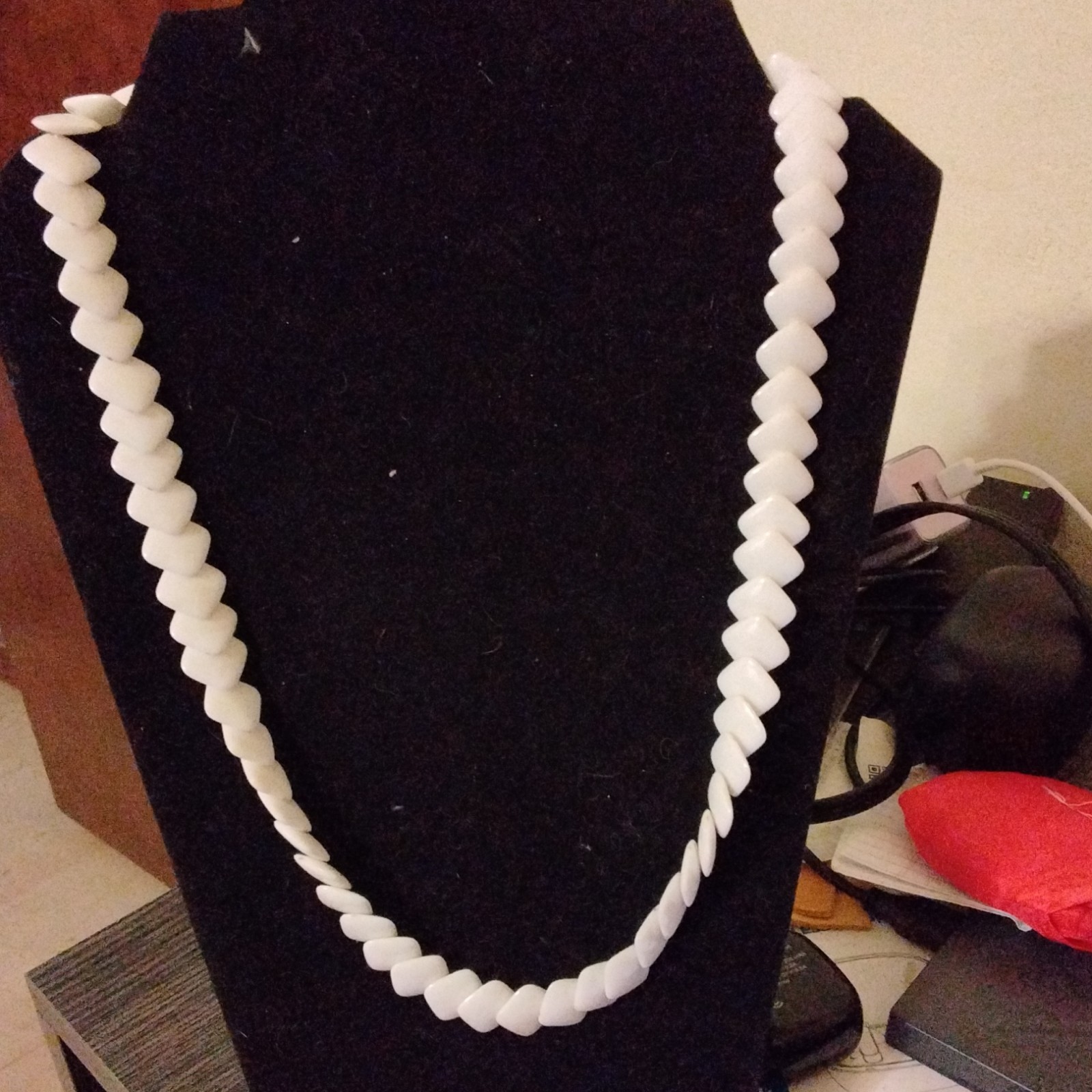 White Plastic Beaded Necklace – Ball/Bead Chain, No Main or Secondary Stone