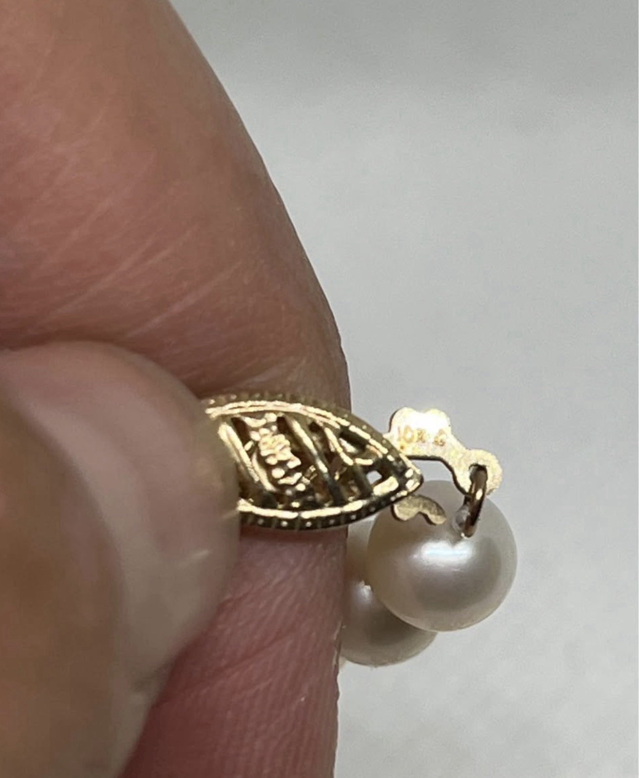 White Round Pearl Necklace with 10kt Yellow Gold Fishhook Clasp. Read Desc…