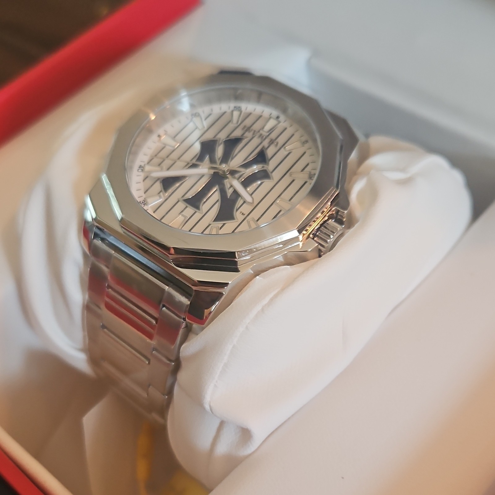 Invicta MLB Men’s New York Yankees Quartz Silver Stainless Bracelet Watch Box