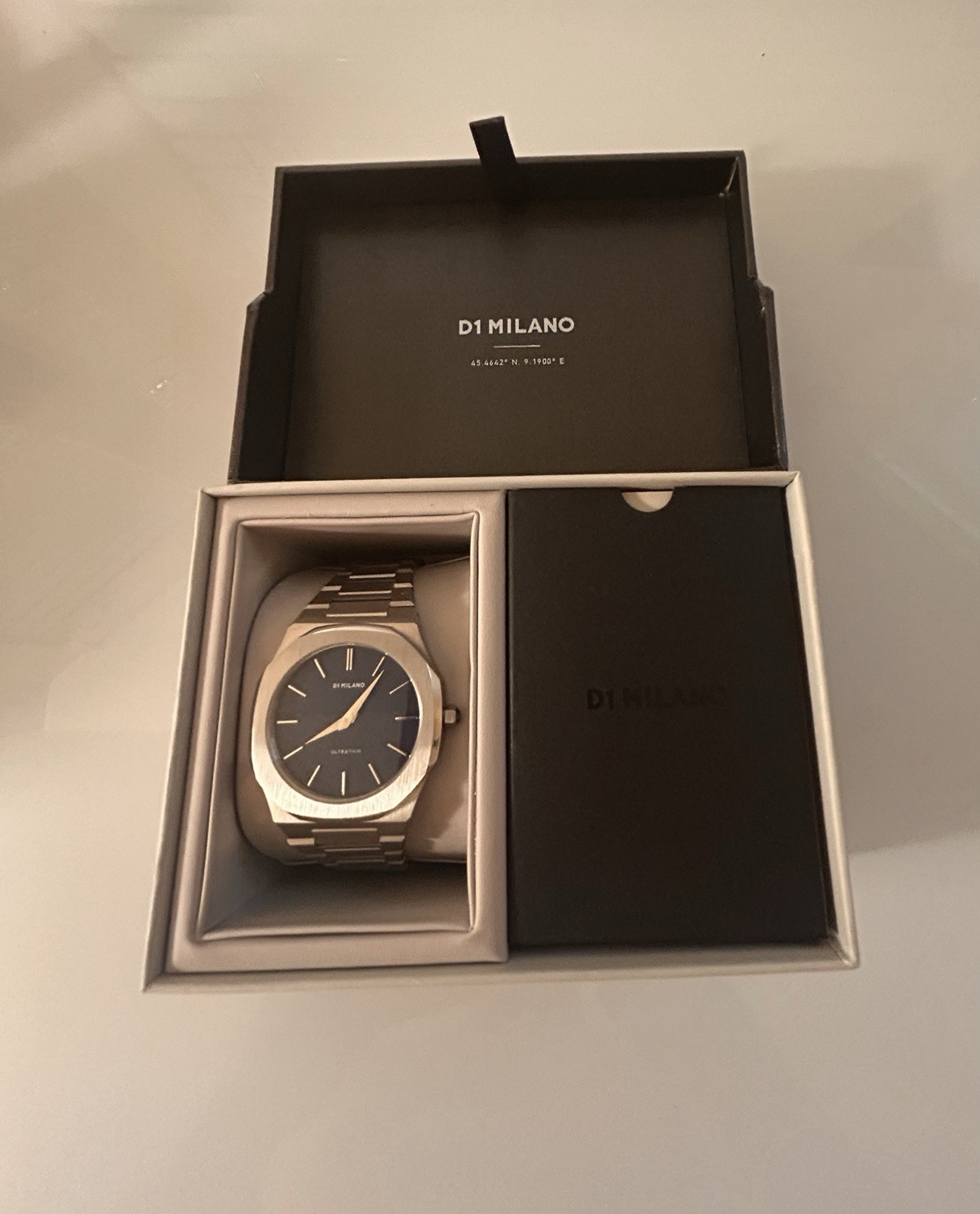 D1 Milano Ultra Thin Black Dial Silver Stainless Bracelet Quartz 5ATM Box Manual
