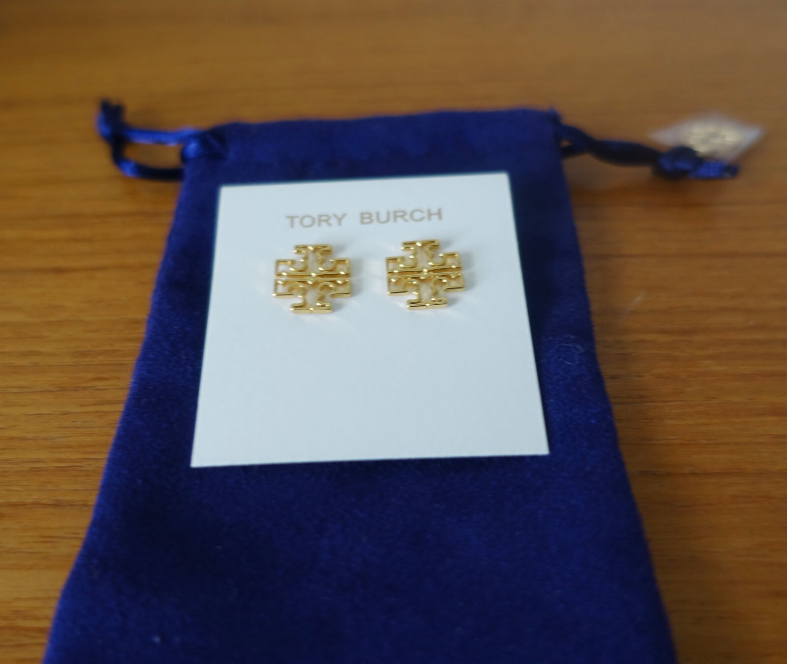 TORY BURCH BRITTEN MINI ‘T’ LOGO EARRINGS IN GOLD. NEW