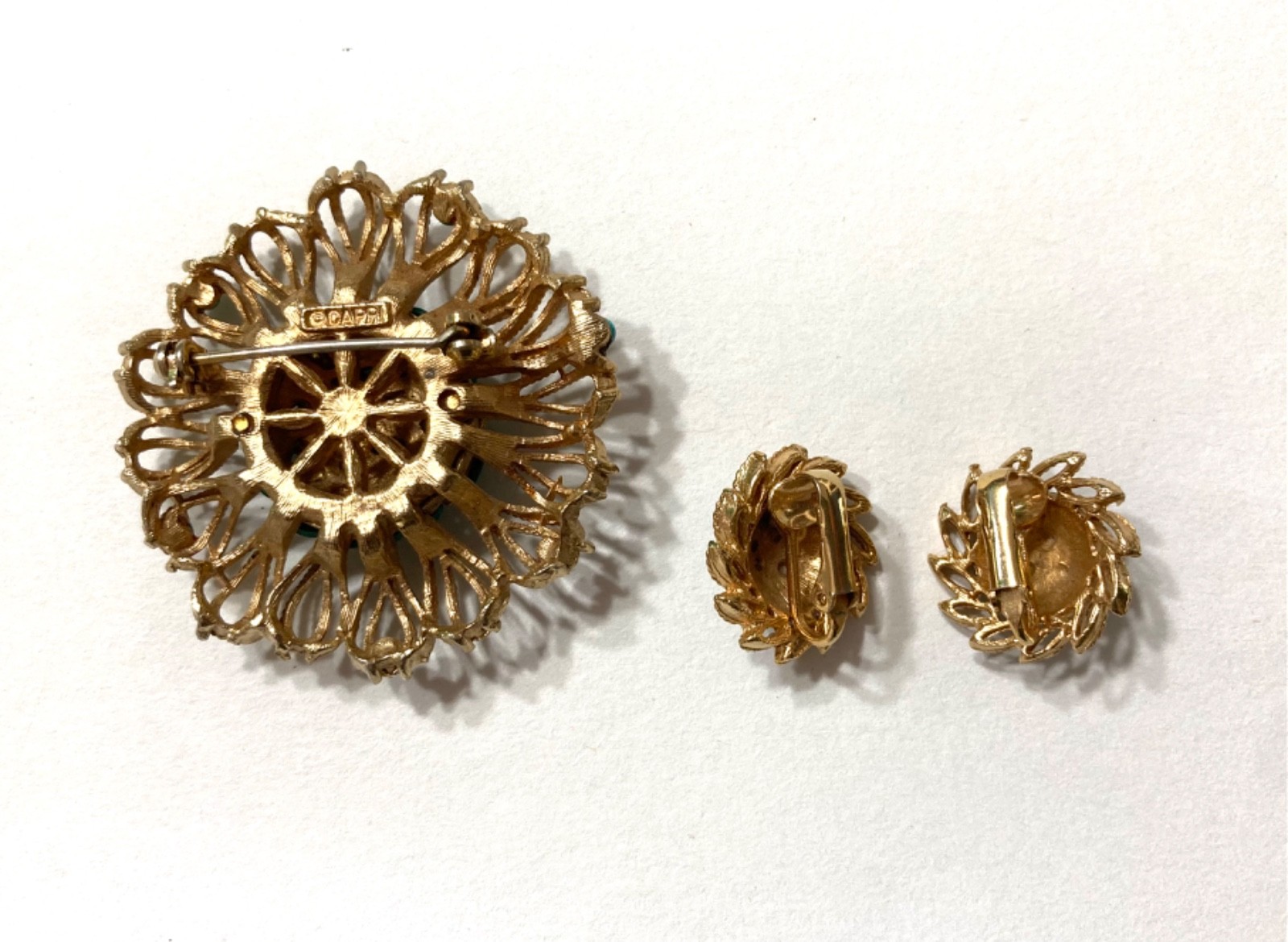 VTG CAPRI Faux Turquoise Cabochon Gold Tone Filigree Brooch & Clip Earring Set