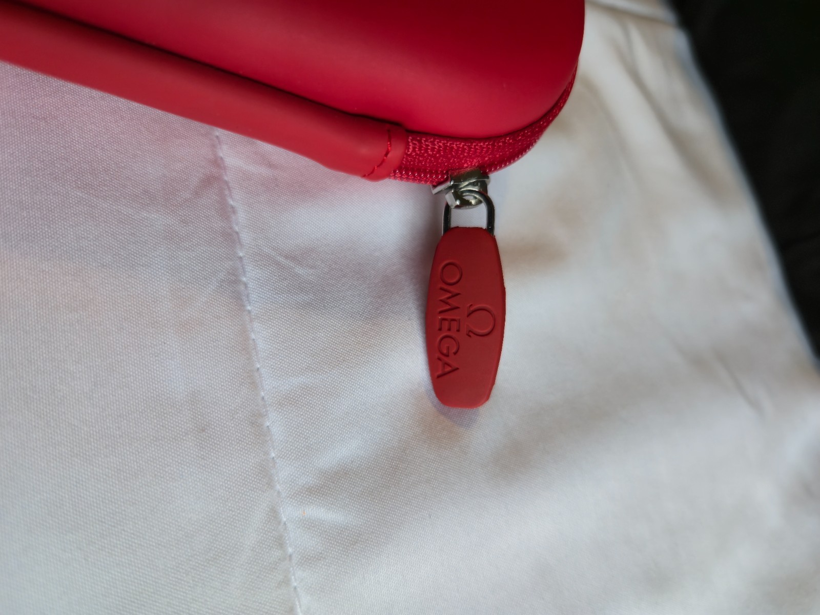 GENUINE OMEGA RED WATCH OR TOOLS TRAVEL CASE ZIPPERED, SIGNED ZIPPER PULL, PAD!!