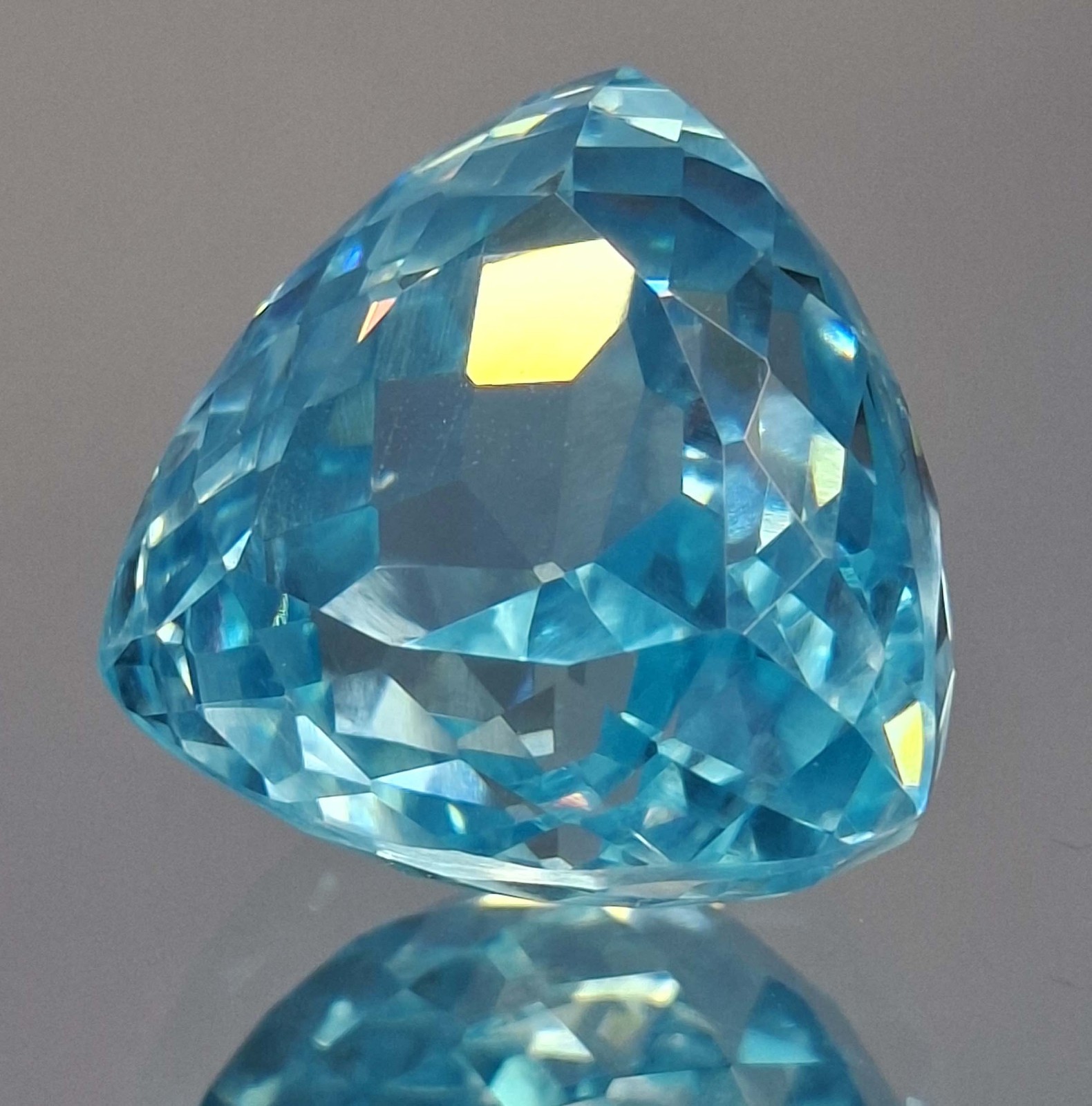 Blue Zircon Cambodia Trillion Cut 95-97Ct Natural Certified Loose Gemstone RK876