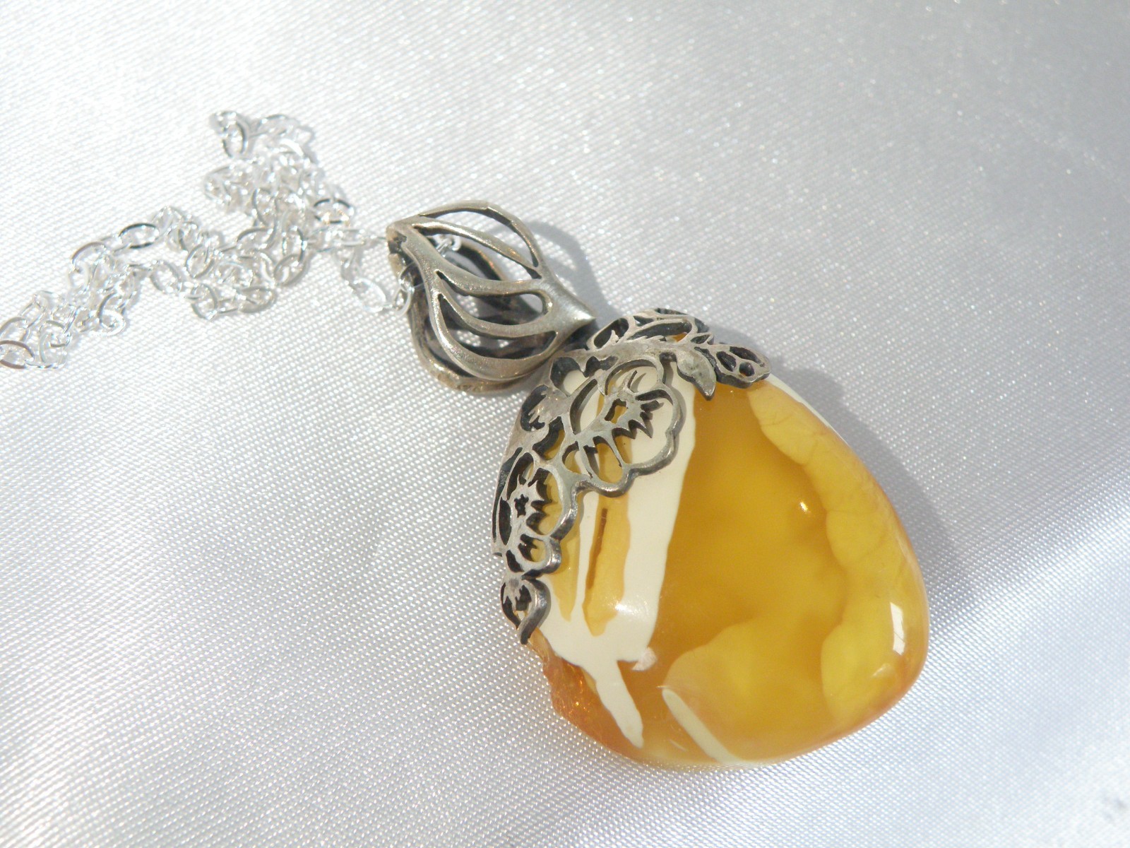 Vintage Sterling Silver 925 Butterscotch Egg Yolk Amber Pendant Necklace