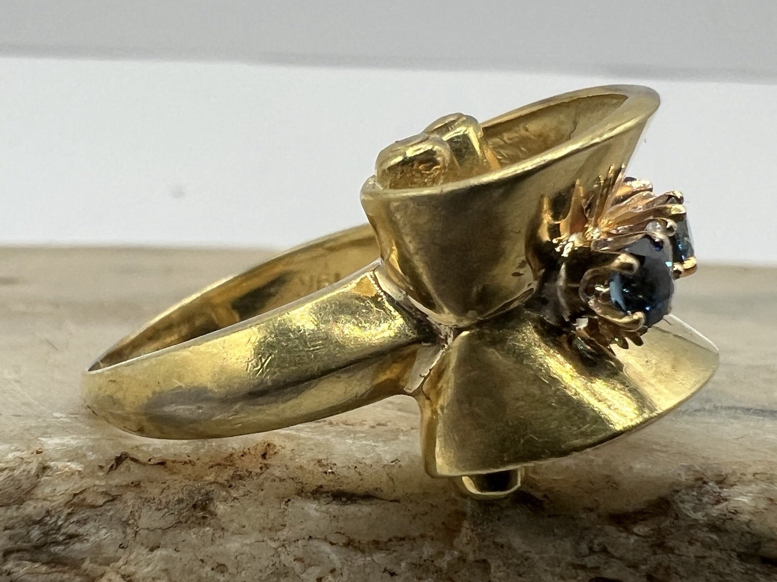 Unusual 18K Solid Yellow Gold Custom Designed Diamond & Sapphire Ring 10.7 Grams