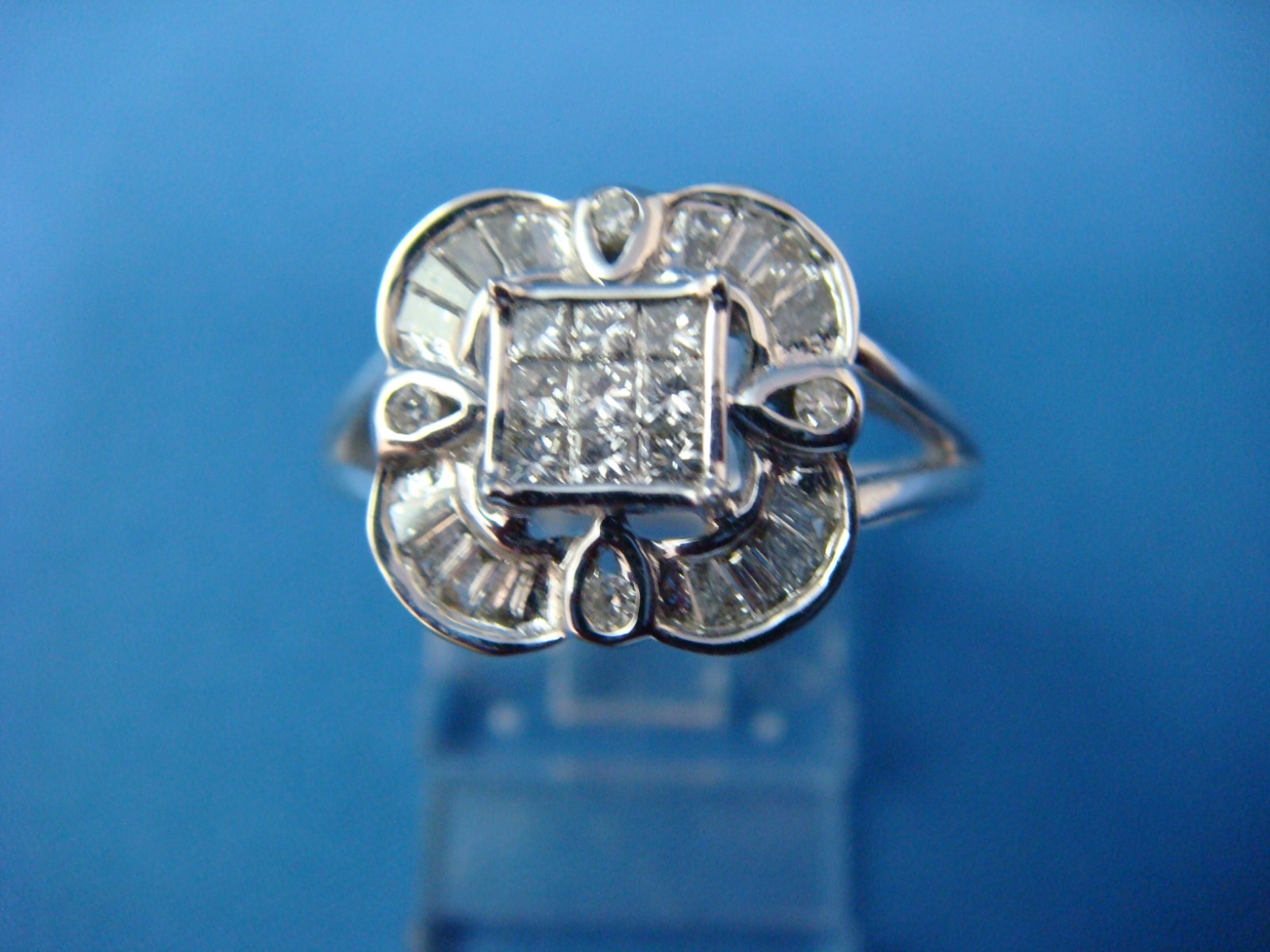 14 KT. NATURAL PRINCESS AND BAGUETTE DIAMONDS LADIES RING 3.2 GRAMS SUIZE 7