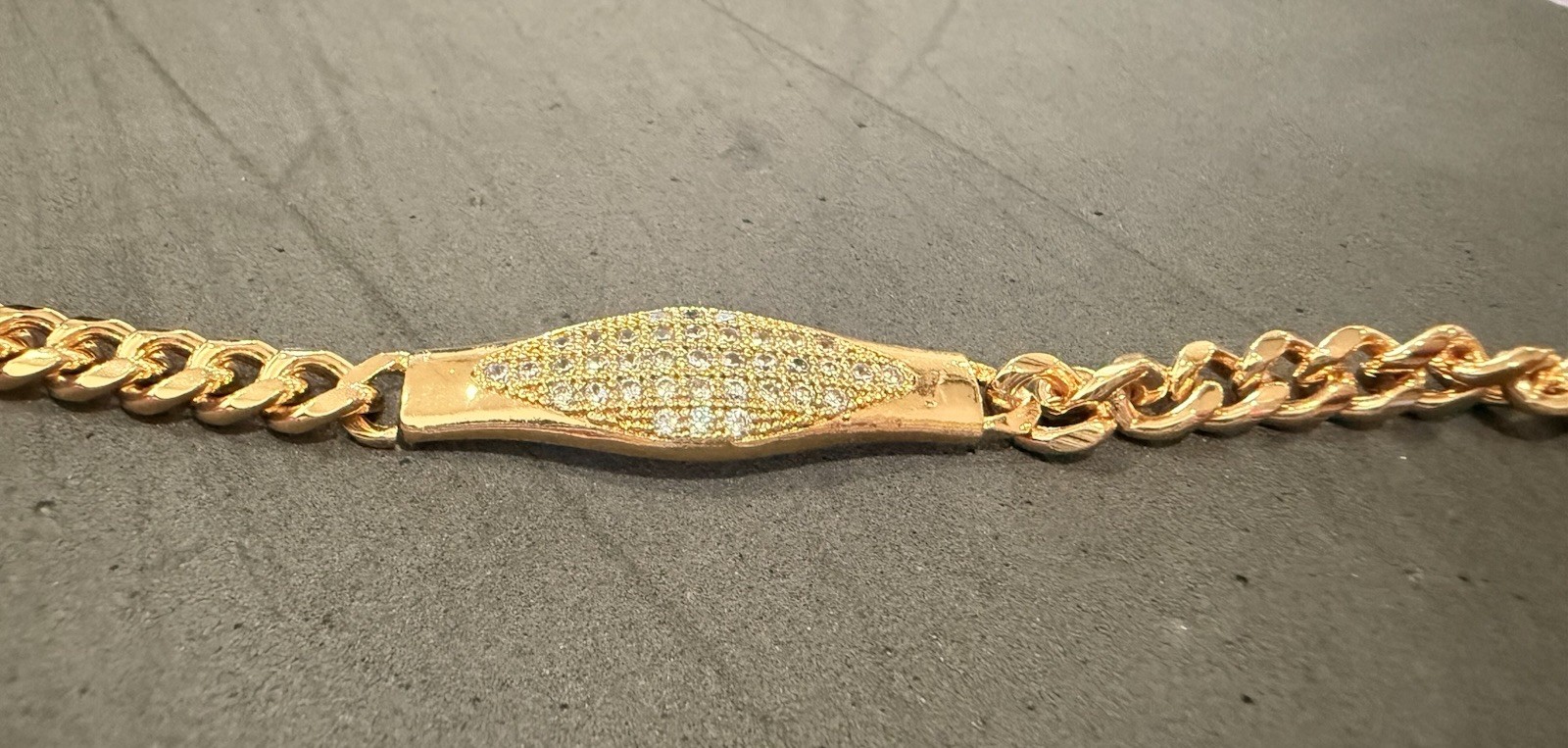 Gold Cuban Link Chain Bracelet with Clasp Closure