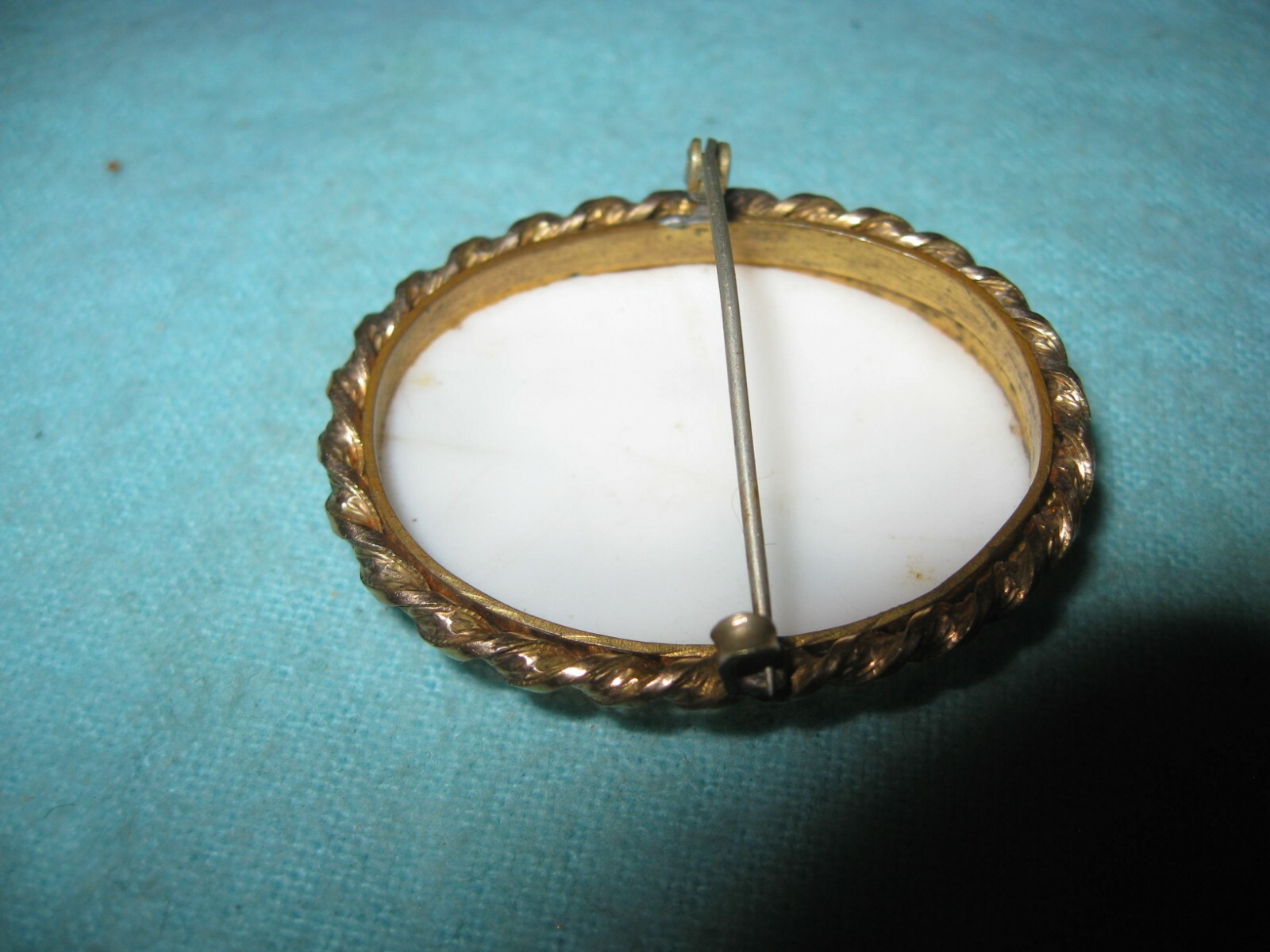 Detailed Shell Cameo Brooch Set in Gold