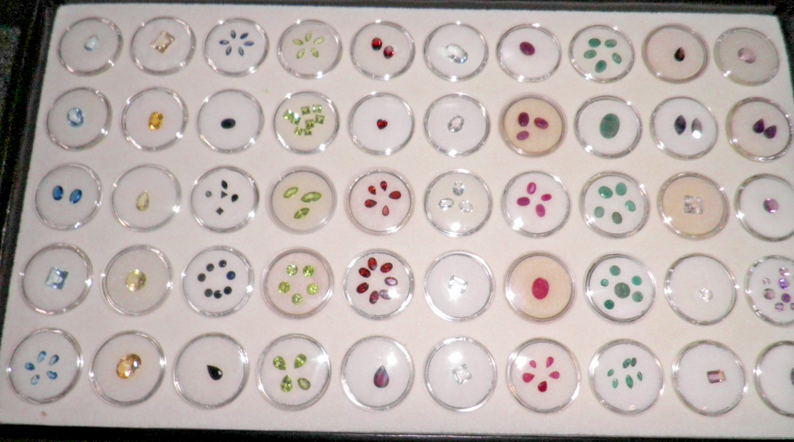 Natural Mixed Faceted Gemstones in Gemstone Tray of 50 gem jars W6800 O