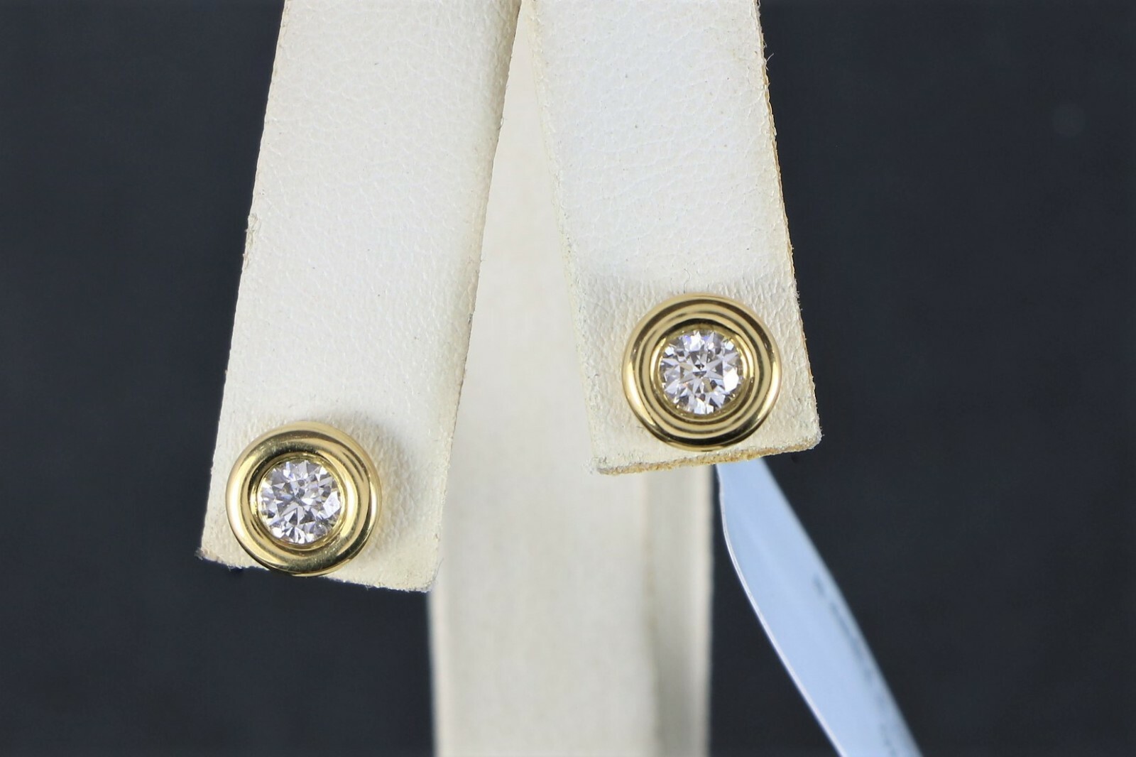 $3,100 Scott Kay 18K Yellow Gold 0.50ct Bezel Set Round Diamond Stud Earrings