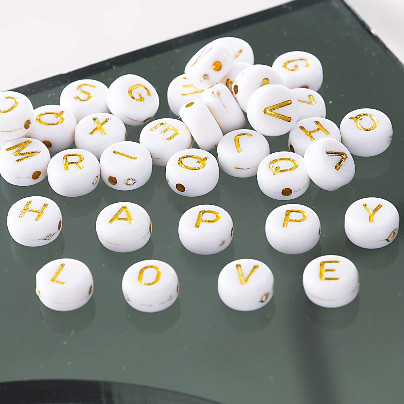 500 Pcs Acrylic Alphabet Letter Beads Gold on White Name Bracelets for Jewelry M