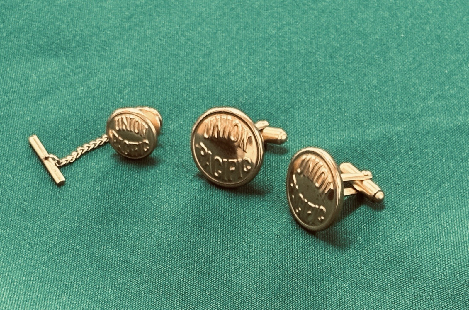 Vintage Rare Waterbury Union Pacific Railroad Cufflinks & Lapel Pin Old Stock