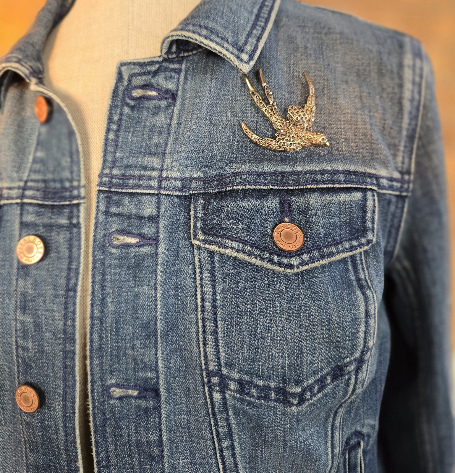Exquisite gold Magnetic Swallow Bird Brooch. Nature, love, inspirational jewelry
