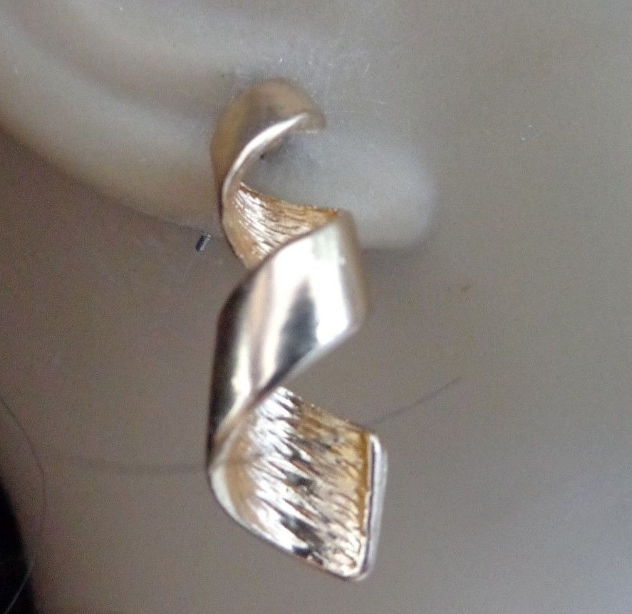CURL EARRINGS CURLY SILVER OR GOLD TONE EARRINGS 1 INCH LONG PIERCED EARRINGS