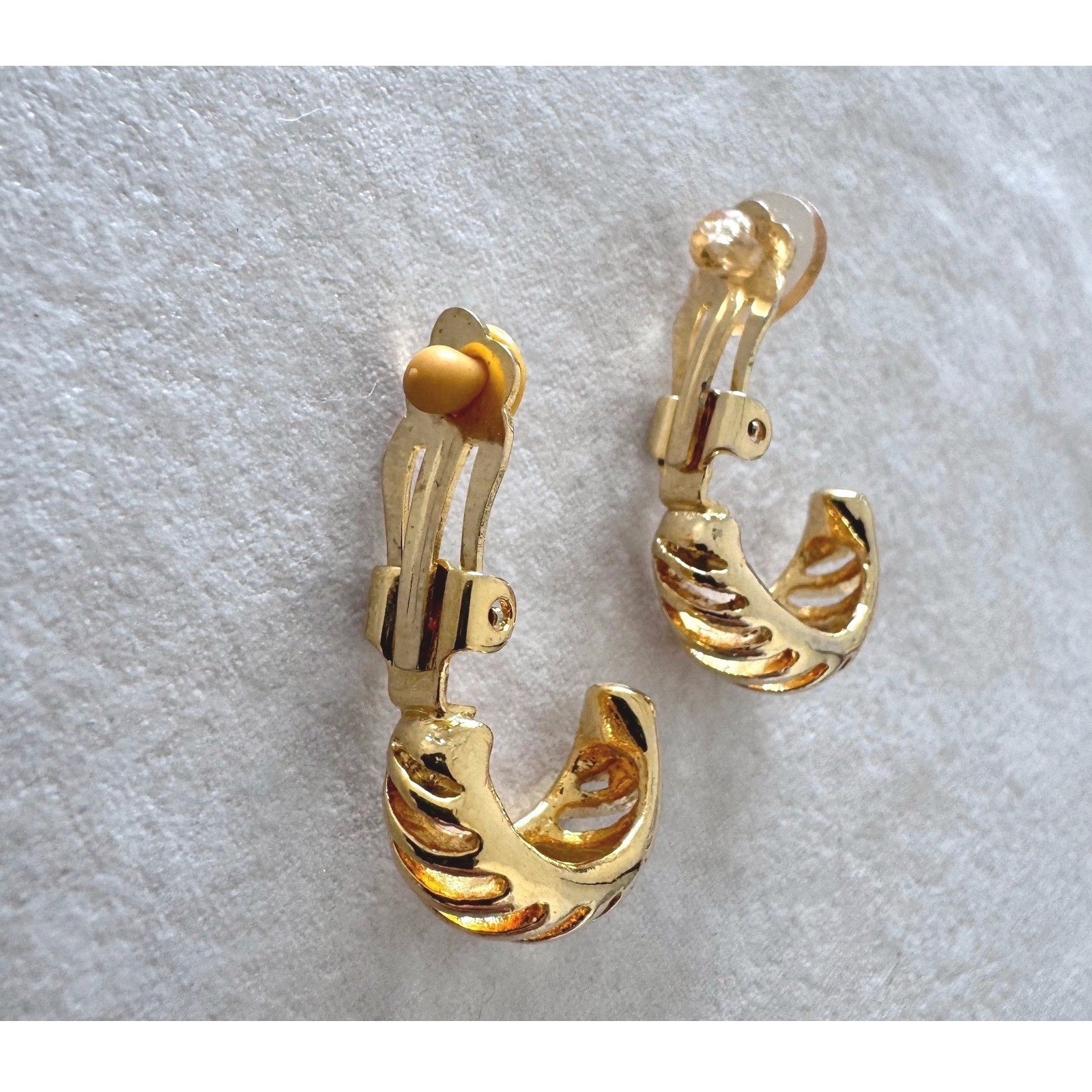 Retro 80s Minimalist Gold Croissant Crescent Hoop Clip On Earrings 7/8″