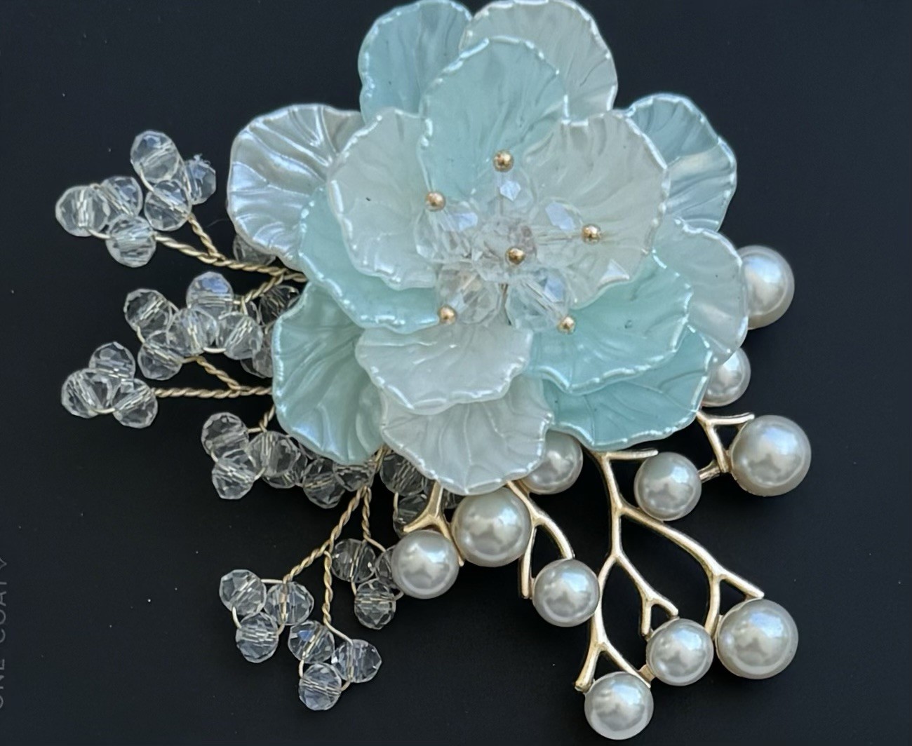 Flower brooch Plastic / Metal w/faux pearls