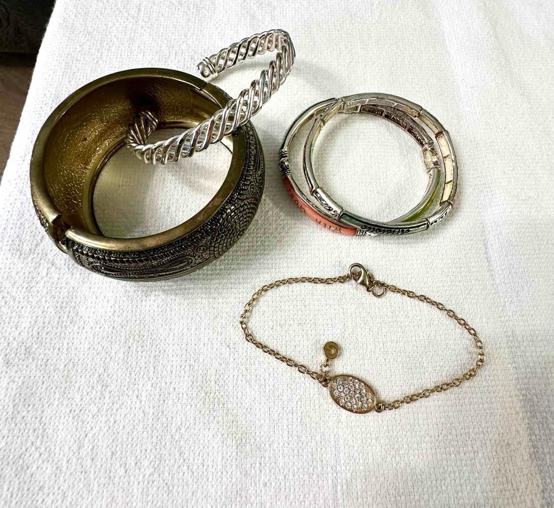 Vntg 31 Pieces Mixed Lot Wearable/Art Jewelry Brooches Earrings Etc Collection C
