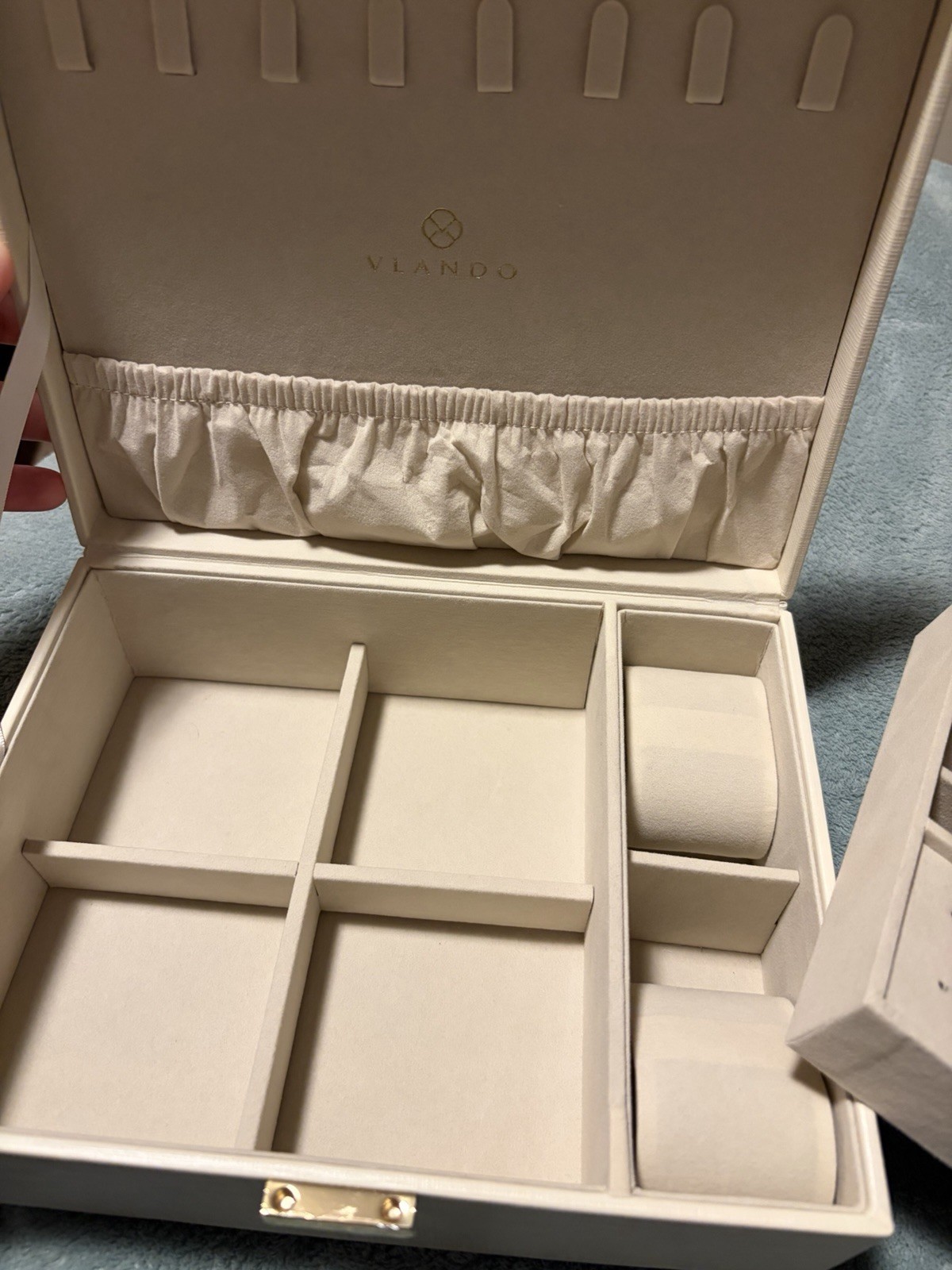 Vlando White Faux Leather Jewelry Box, Lined Velvet, Ring & Earring, 25+ Cap