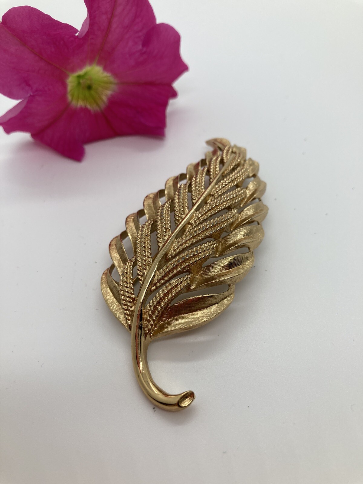 Beautiful Vintage Signed Monet Goldtone Leaf 3” Brooch Pin 2359