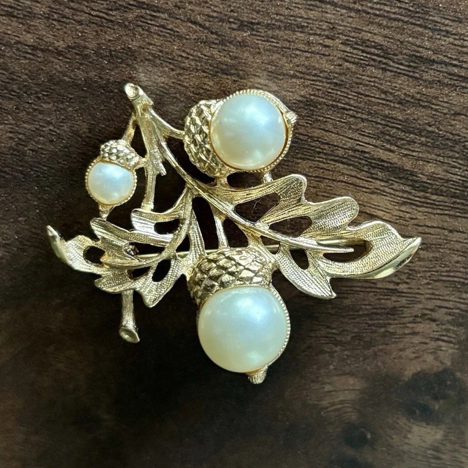 Vintage Avon Faux Pearl Acorn Oak Leaf Brooch Gold Tone Nature Pin Signed