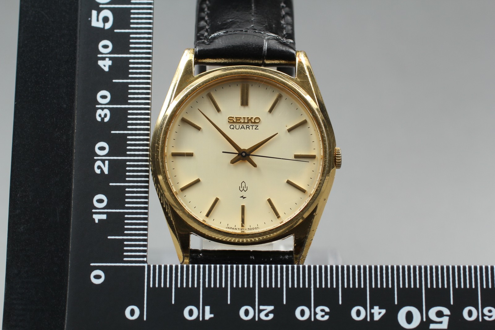 Rare Vintage 1980 Seiko Quartz 7121-8000 Gold Round Dial Qz Men Watch From JAPAN