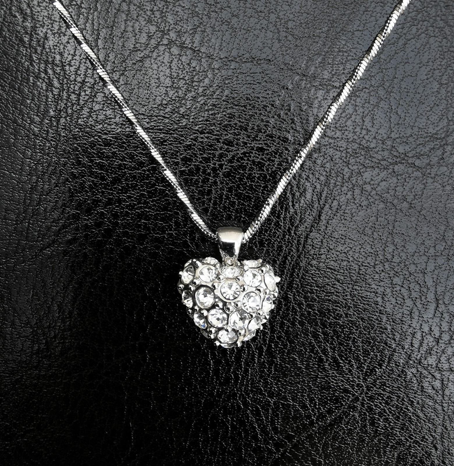SILVER TONE DIAMANTE HEART SHAPED PENDANT NECKLACE IN EXCELLENT USED CONDITION