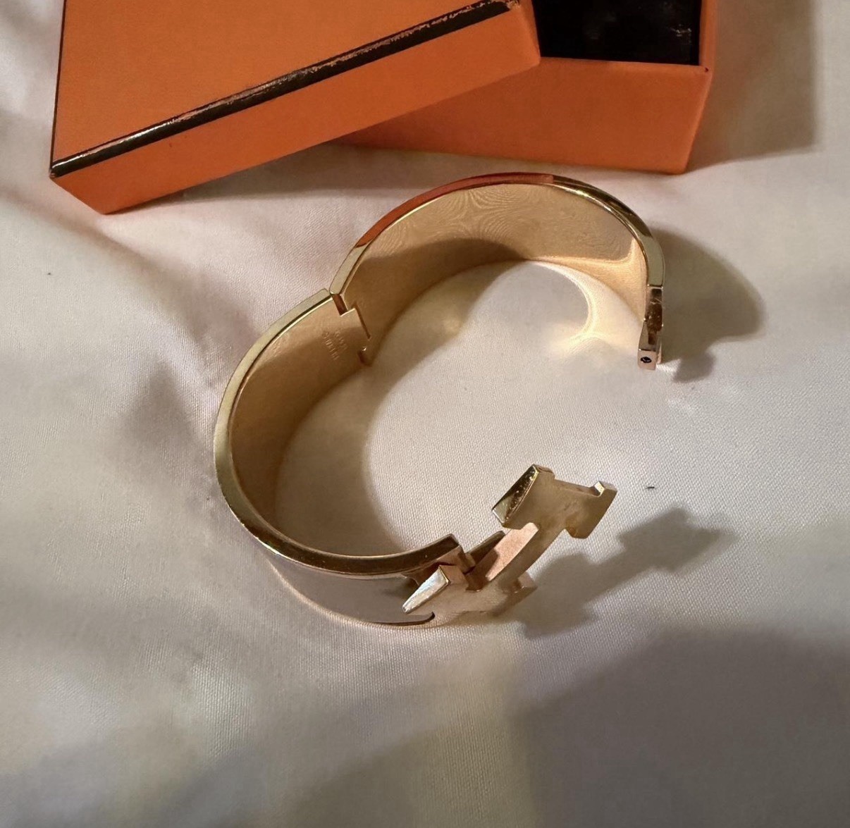 Hermès Clic Clac H Hinged Bangle Bracelet Yellow Gold Plated / Marron Glacé
