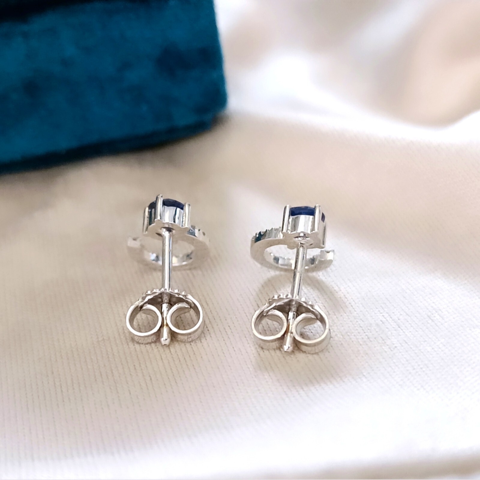 Orecchini cerchio a lobo con Zaffiro Blu e Diamanti naturali in Oro bianco 18 kt