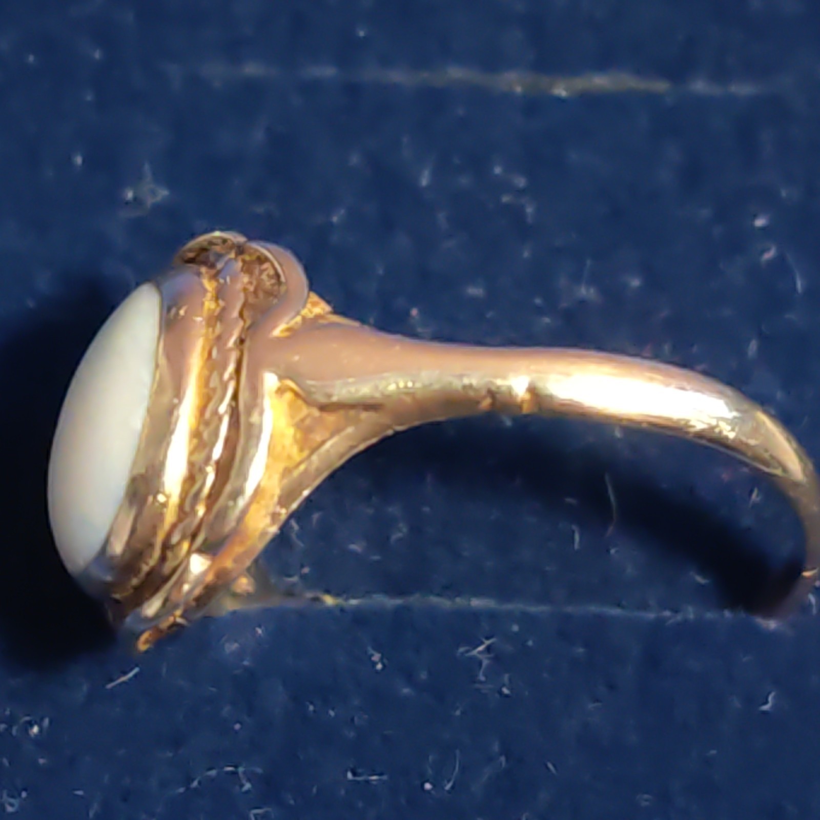 9ct Gold 375 Ring with Opal size N1/2 2.72g