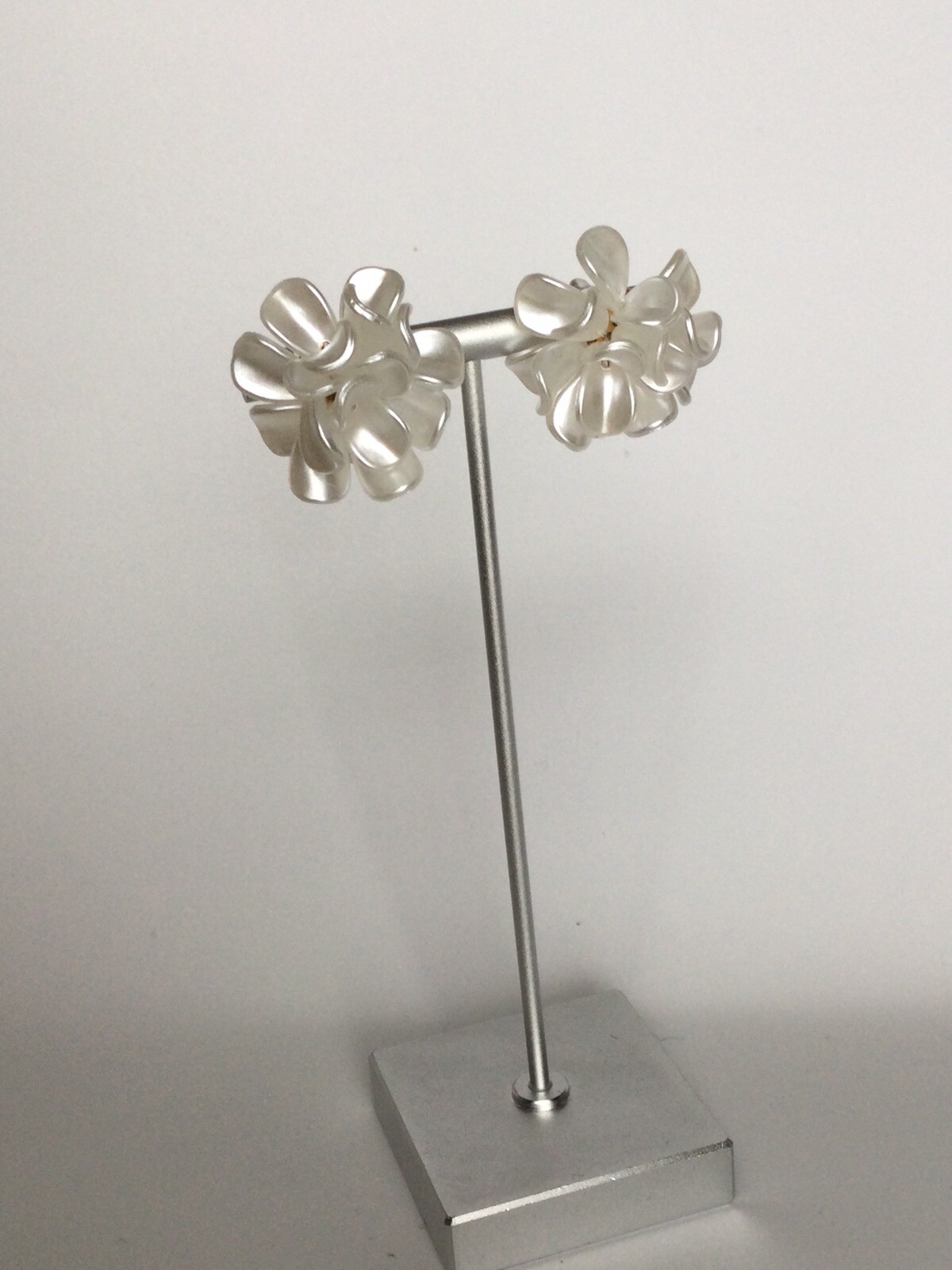 NWT Earrings Trendy Fashion Stud White Resin Flower Korean Style Statement