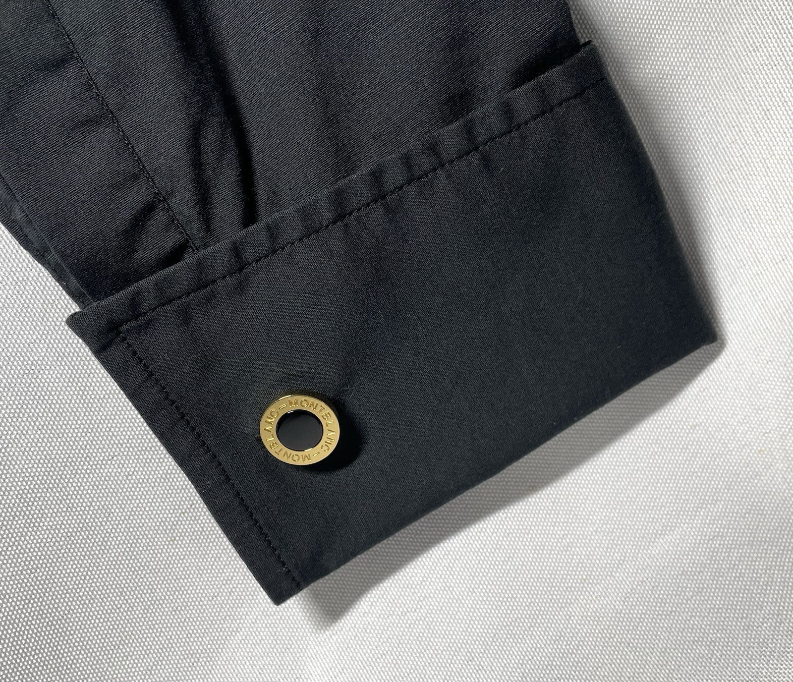 Auth [Beautiful] Montblanc Logo gold metallic & black onyx Oval cufflinks +Box