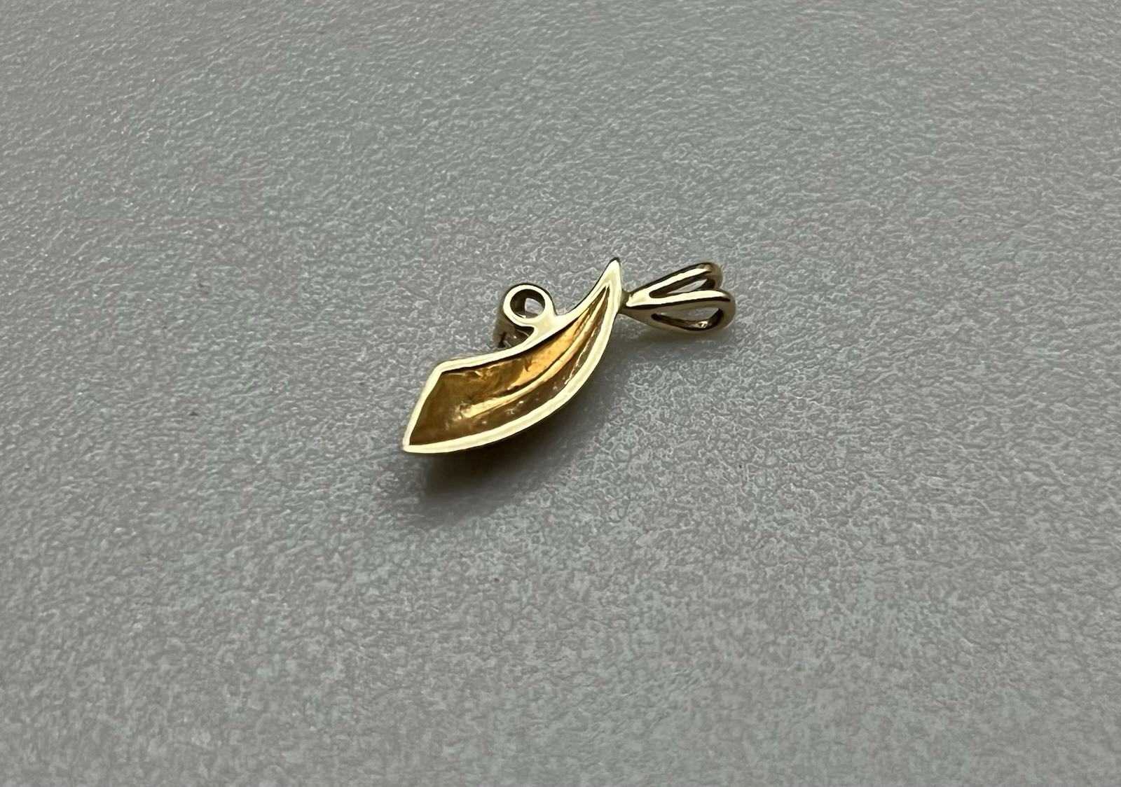 Cute Vintage .585 14K Solid Yellow Gold & Diamond Small Estate Retro Pendant