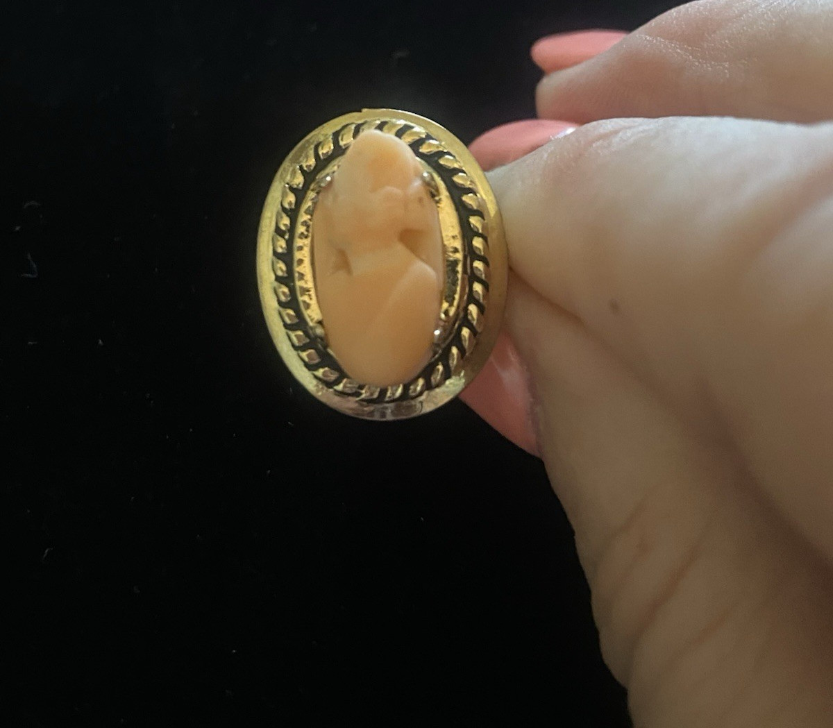 VTG Hand Carved Shell Gold Tone Cameo Left Facing Ring-sz 7 Adjustable to 8-8.5