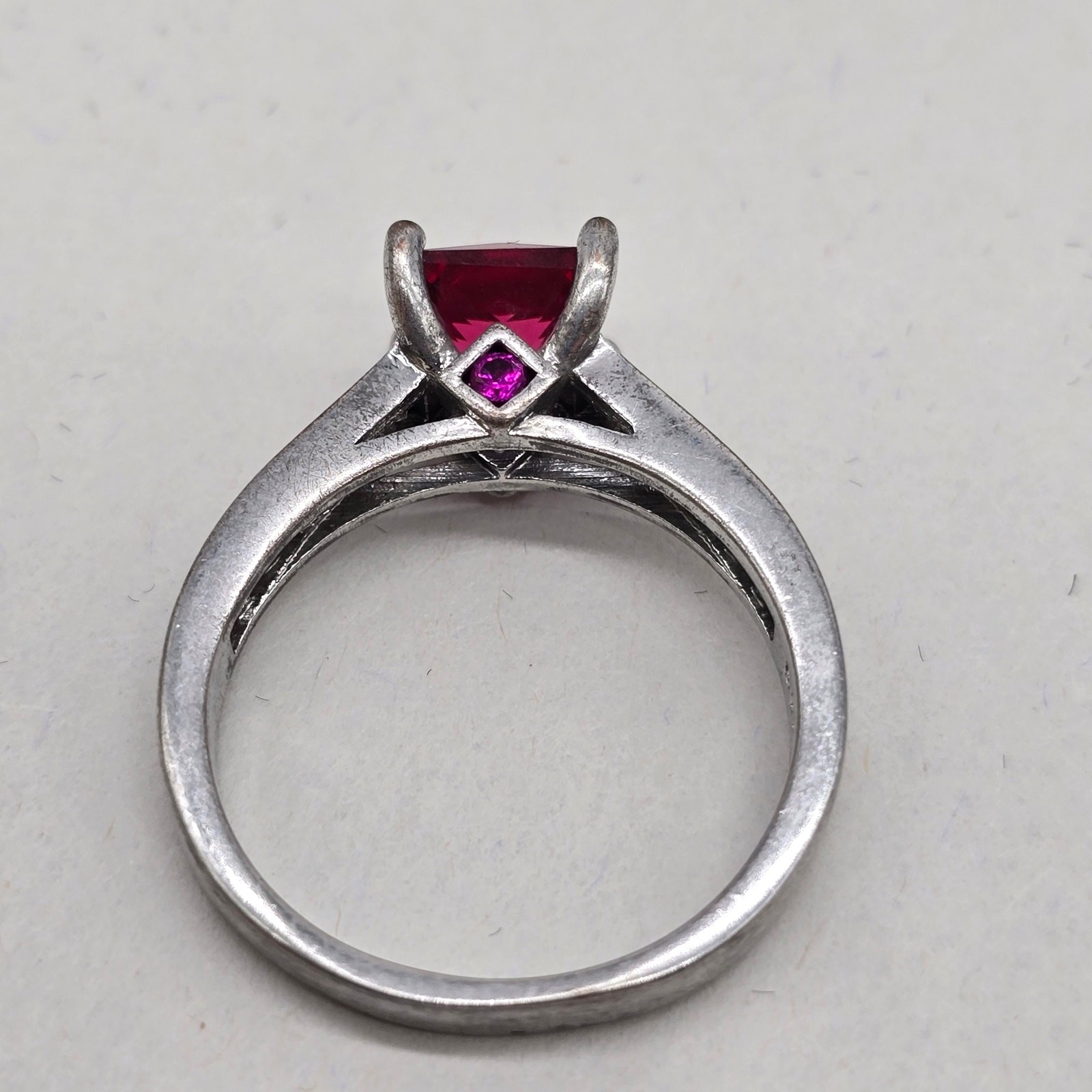 925 Sterling Silver Pave Rhinestone Red Stone Cocktail Ring Size 9 Elegant