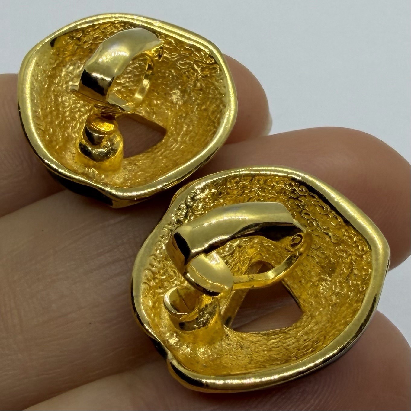 Vtg 80s Olive Green Black Enamel Knot Huggie Earrings Clip-on Goldtone Geometric