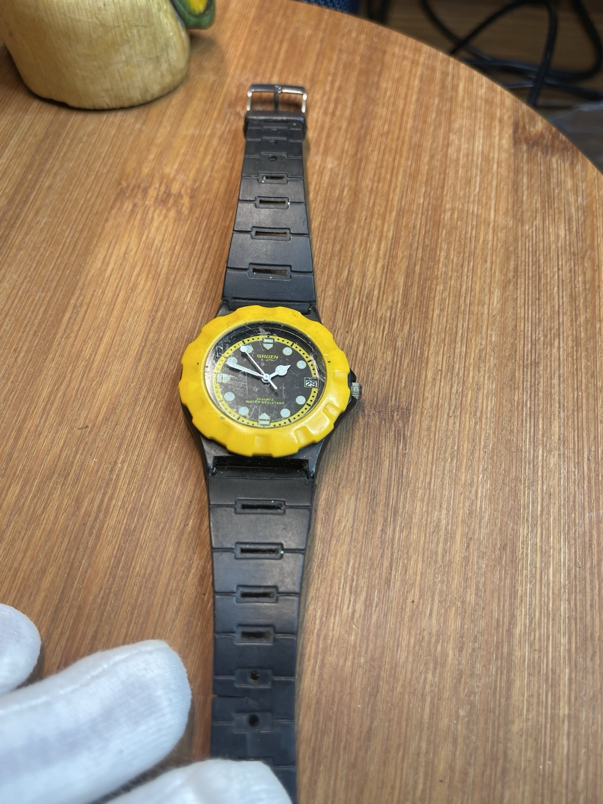Gruen 5 ATM Quartz 50m Water Resistant Date Black Dial Yellow Bezel Watch